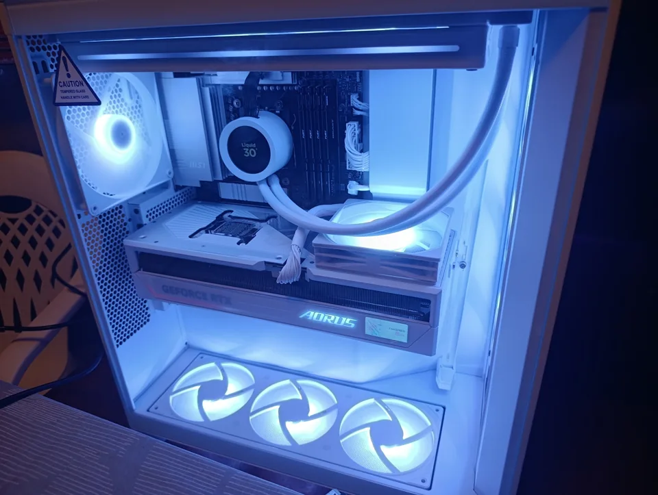 La belleza blanca: ordenador blanco con tarjeta gráfica GeForce RTX y refrigeración líquida, iluminado en azul
