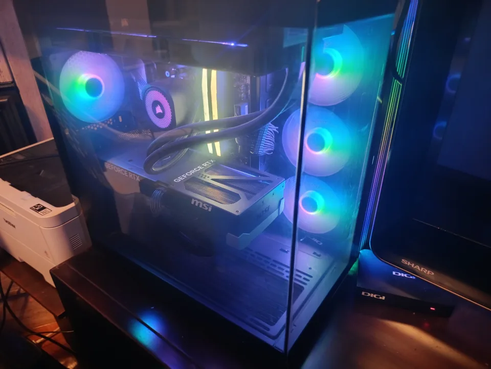 La belleza oscura: ordenador negro con tarjeta gráfica GeForce RTX y ventiladores de colores